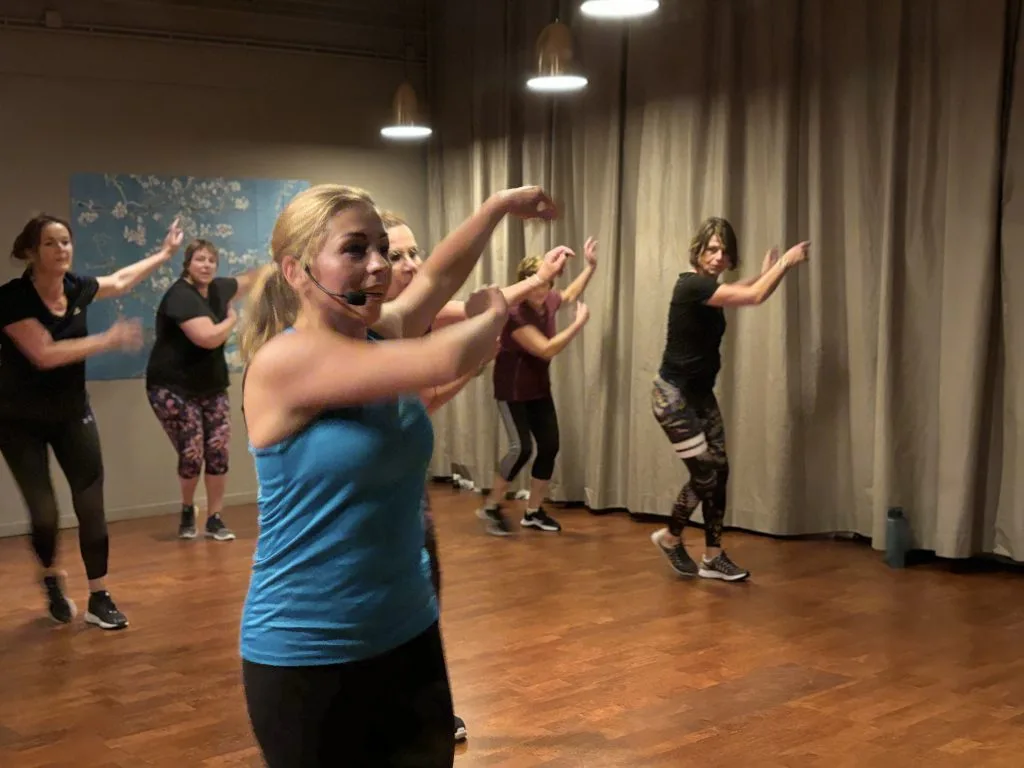Vrouwen genieten van een energieke Latin dans workout bij Donna Vitale